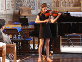 Une jeune violoniste sur la scène du festival