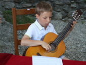 Un jeune guitariste