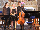 Un trio d'lves musiciens : piano, clarinette et violoncelle