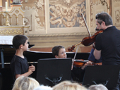 Un professeur de violon et ses élèves