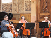 Un professeur et ses lves au violoncelle